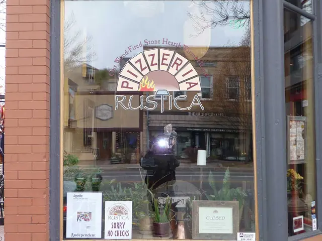 Rustica window graphic